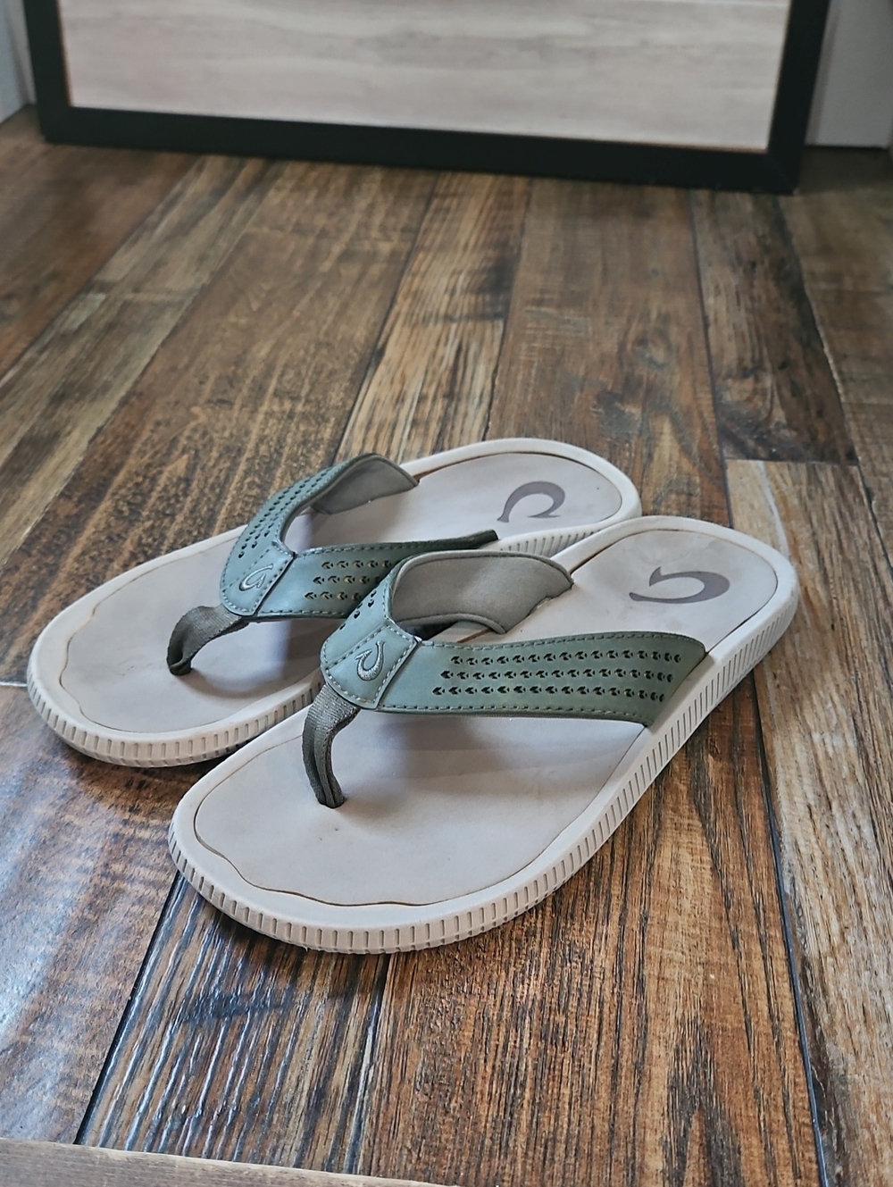 Olukai Men's Outdoorsy Casual Flip Flop Sandals in Army Green and Beige Size 9